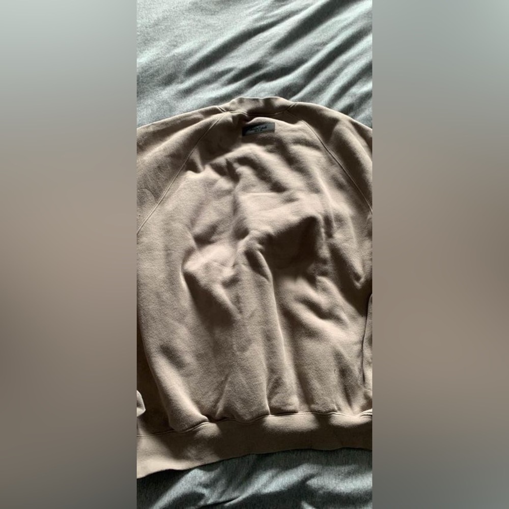 Size medium essentials crew